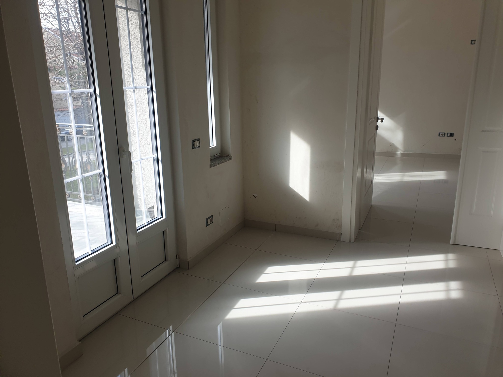 Jepet ambient per qera  Per zyra ose klinika kt 2