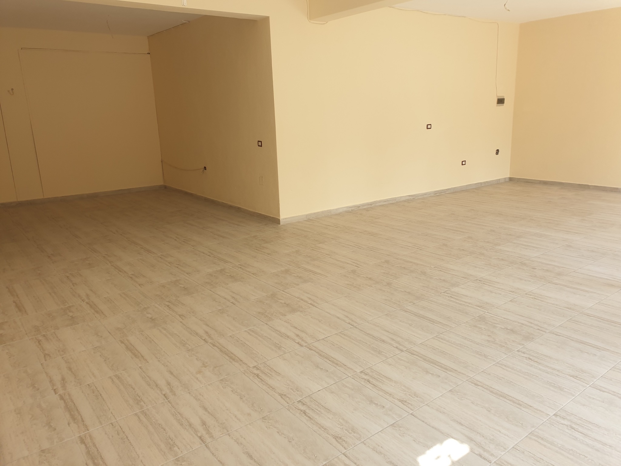 Jepet me qera  dyqan me siperfaqe rreth 75 m²