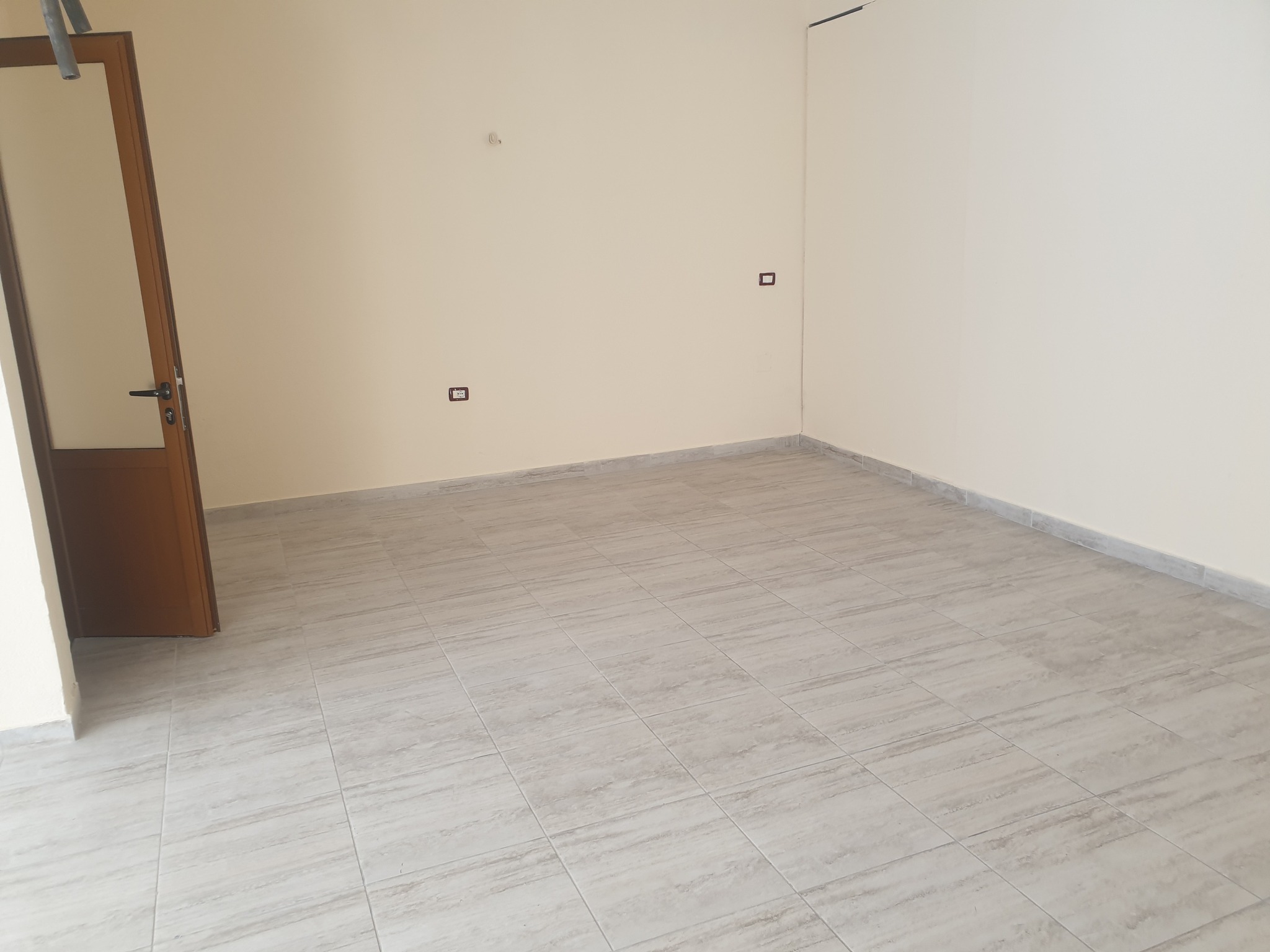 Jepet me qera  dyqan me siperfaqe rreth 75 m²