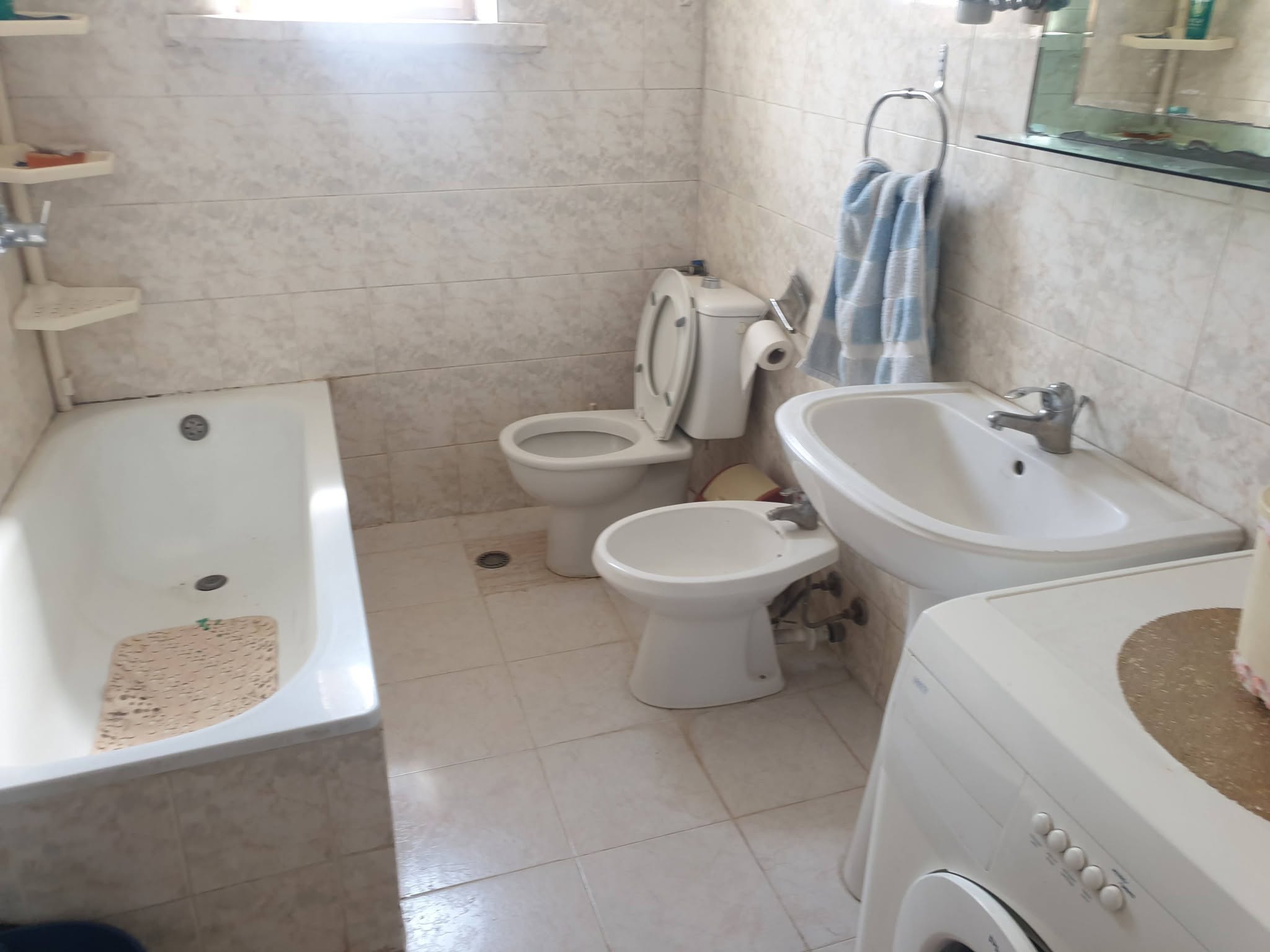 🏡 Jepet me qira apartament në Korçë – Lagjja 17