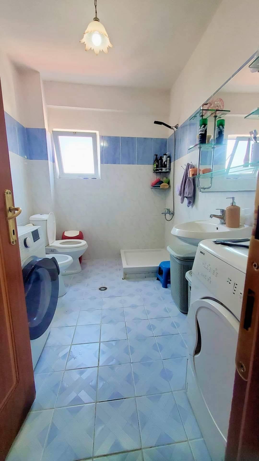 Shitet 3+1 me siperfaqe 82 m² Lagja 10, kt 6 te.