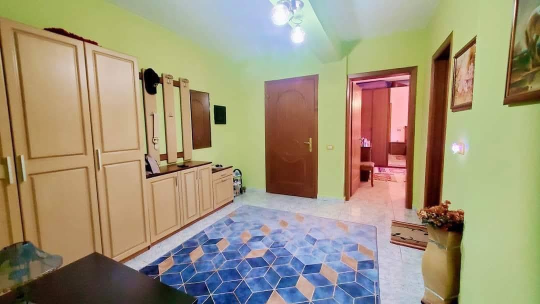Shitet 3+1 me siperfaqe 82 m² Lagja 10, kt 6 te.