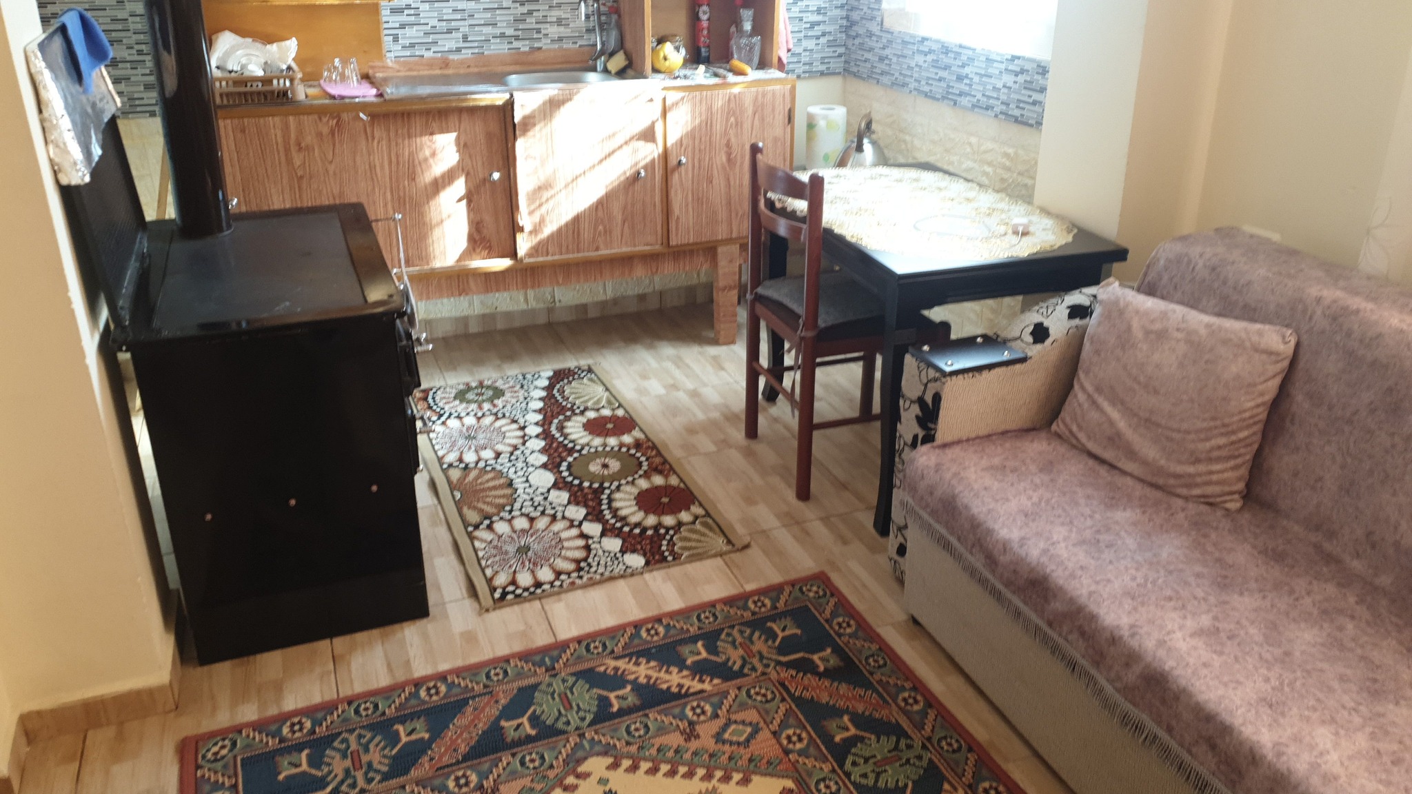 Shitet hyrje 1+1 ne Drenove ose leshohet me Qera