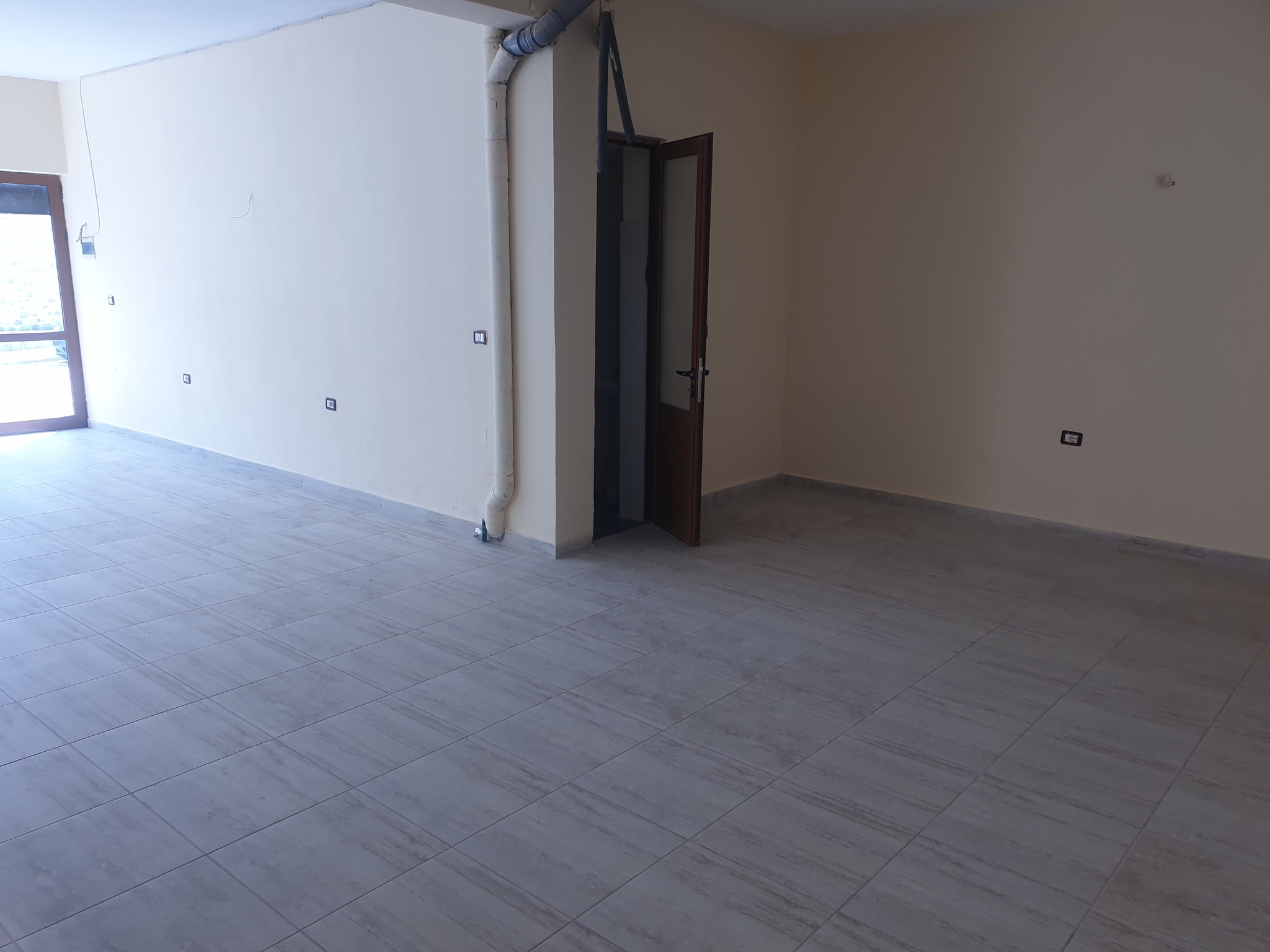 Shitet hyrje 2+1+2 + studio me sip: rreth 200 m²