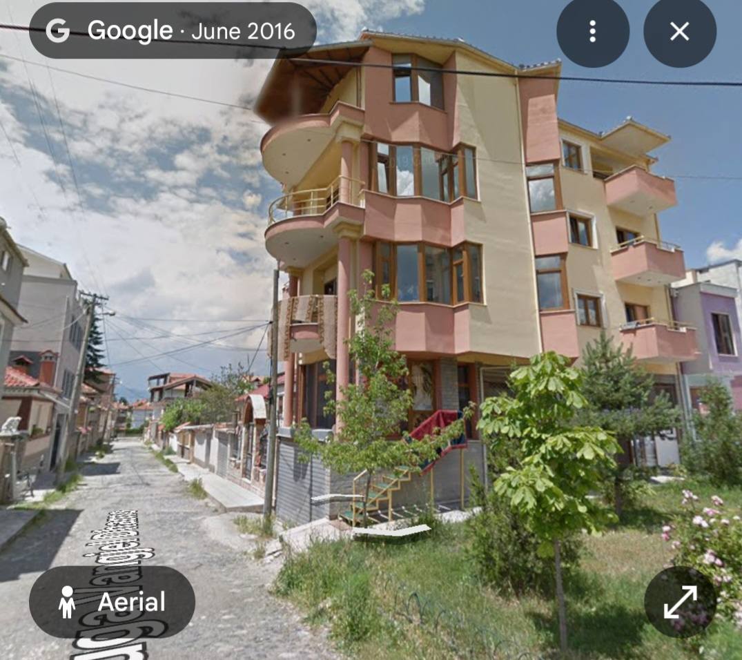 Shitet hyrje 2+1+2 + studio me sip: rreth 200 m²