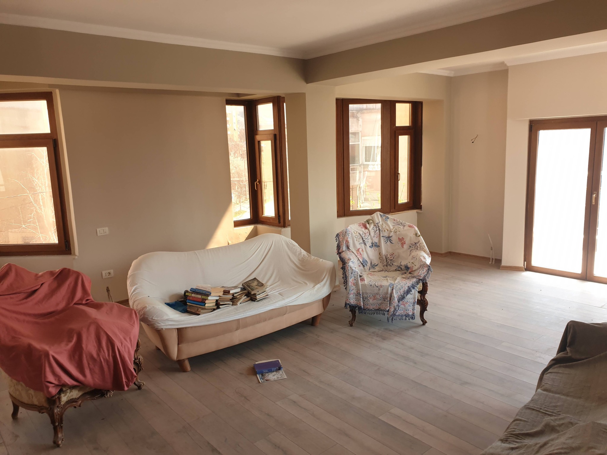 Shitet hyrje 2+1+2 + studio me sip: rreth 200 m²