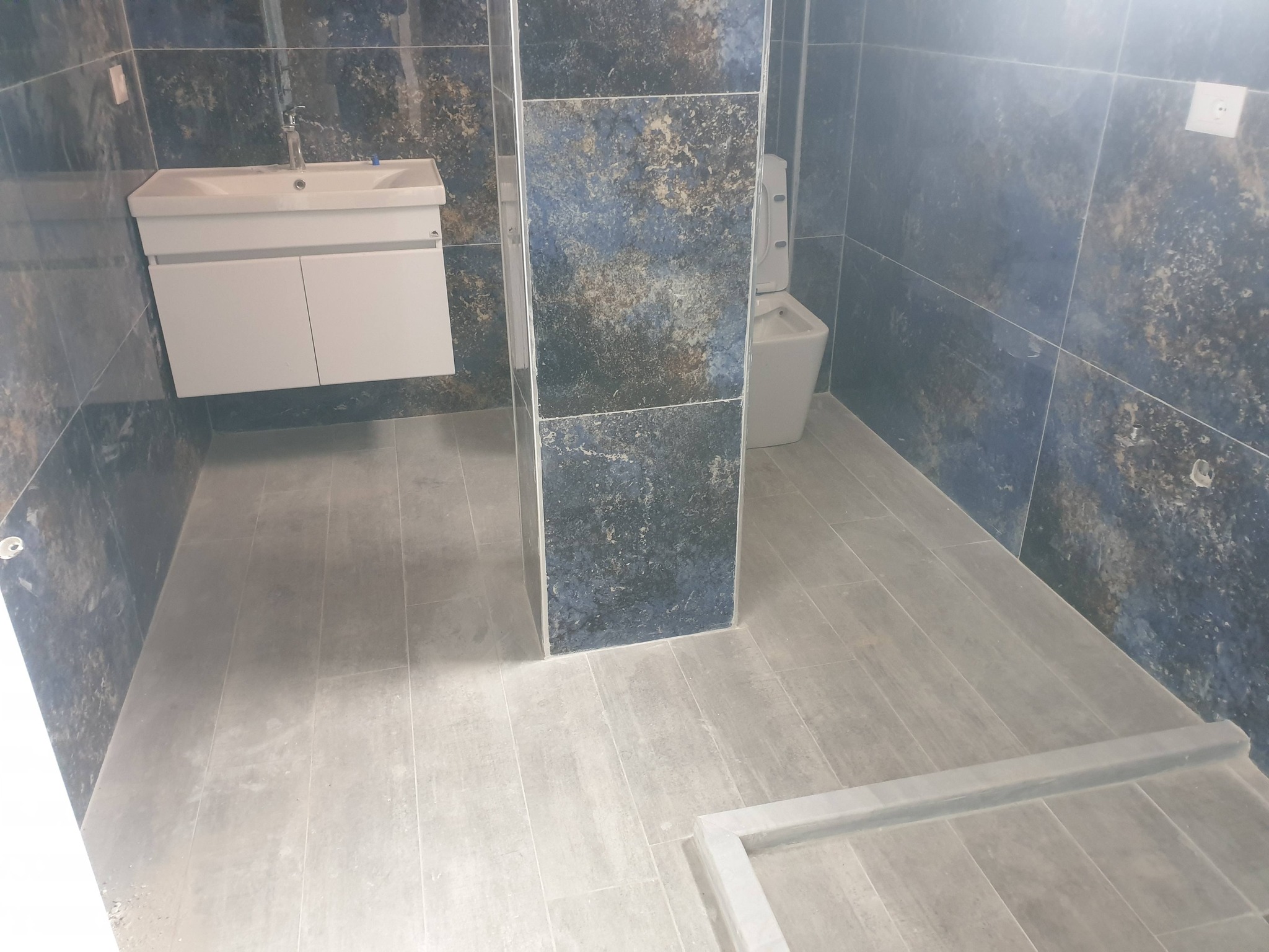 Shitet hyrje 2+1 me siperfaqe 110 m²